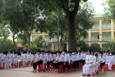 Hình ảnh giờ học Hoạt động trải nghiệm dưới cờ của HS trường THPT Nguyễn Trung Ngạn