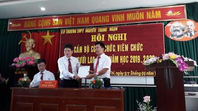 Hội nghị cán bộ công chức, viên chức trường THPT Nguyễn Trung Ngạn năm học 2019 - 2020