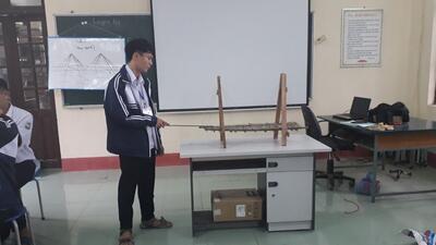 Sinh hoạt chuyên môn theo hướng nghiên cứu bài học của tổ Toán - Tin