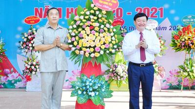 Thầy và trò trường THPT Nguyễn Trung Ngạn nô nức khai giảng năm học mới 2020 - 2021