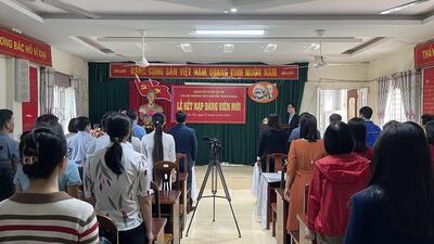 Chi bộ Trường THPT Nguyễn Trung Ngạn huyện Ân Thi đã tổ chức Lễ kết nạp đảng cho 2 đảng viên là học sinh .