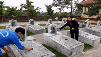 Thầy trò nhà trường dâng hương và lao động tại đền Ngọc Chi và nghĩa trang liệt sĩ