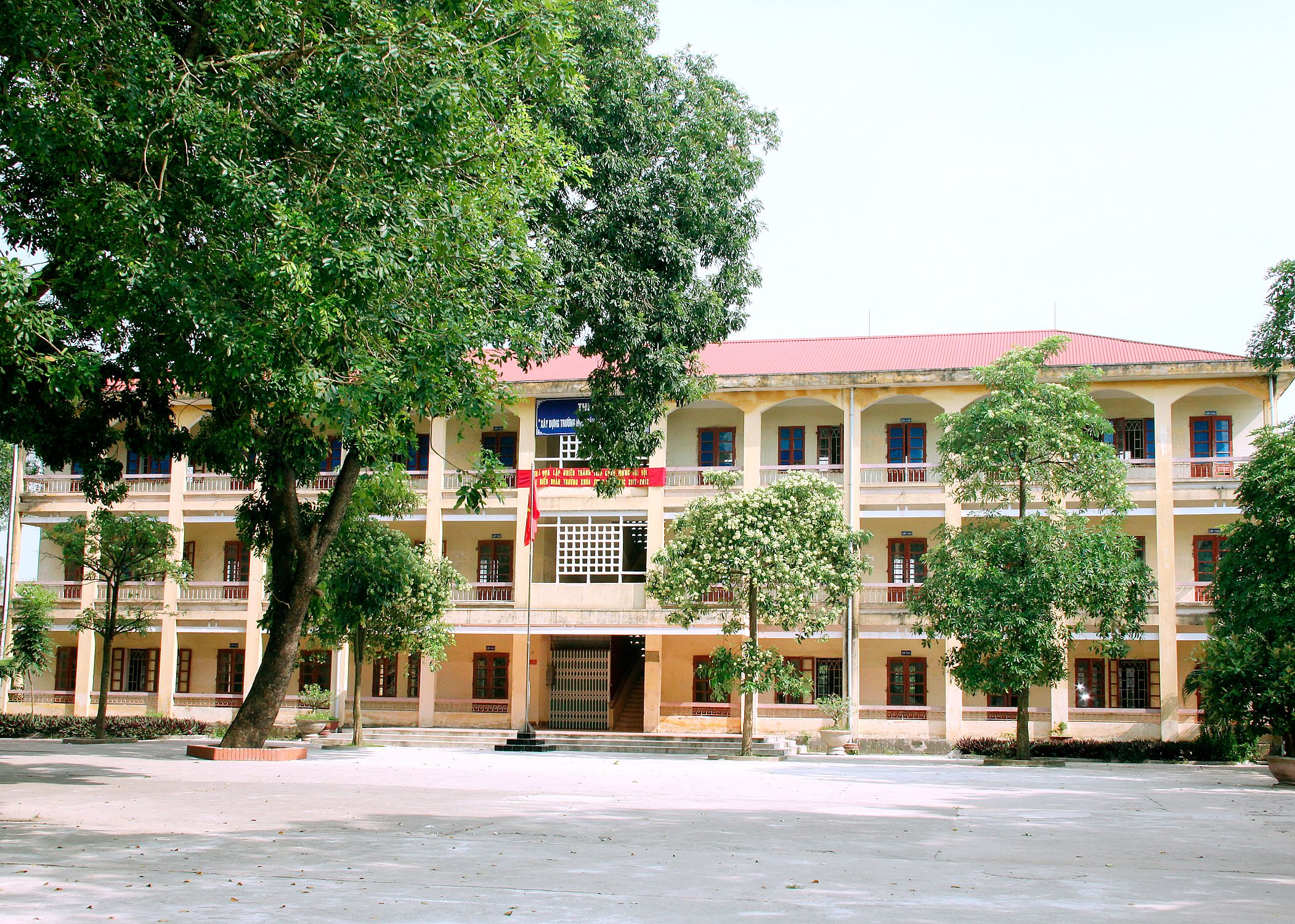 Quang cảnh THPT Nguyễn Trung Ngạn