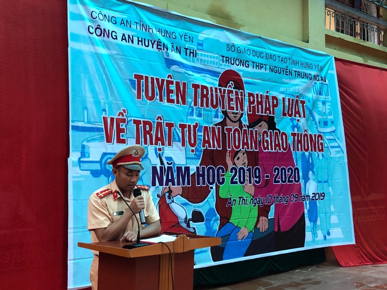 Trường THPT Nguyễn Trung Ngạn - Tổ chức tuyên truyền GD pháp luật về ATGT và PCCC