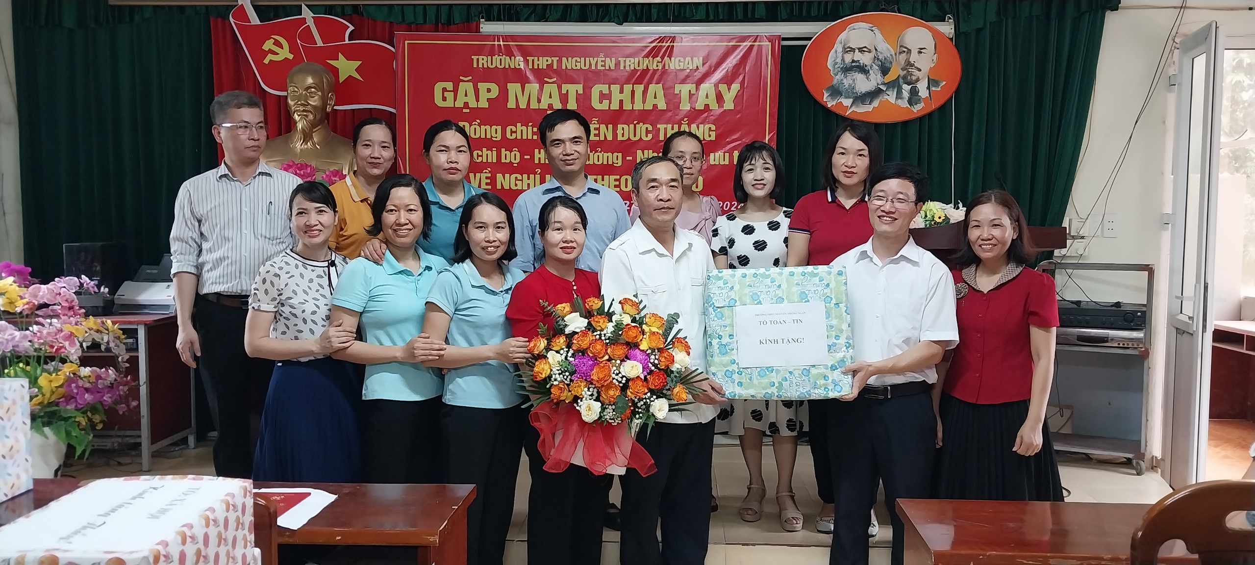 Chia tay thầy Hiệu trưởng Nguyễn Đức Thắng