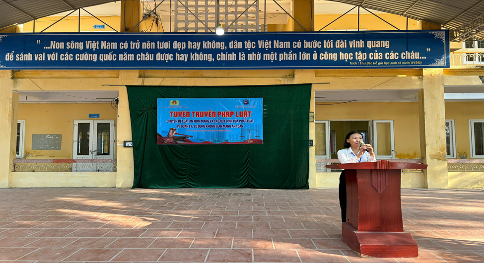 Tuyên truyền luật an ninh mạng và các quy định về quản lý, sử dụng không gian mạng an toàn cho học sinh