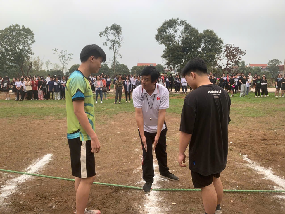 Đoàn viên thanh niên trường THPT Nguyễn Trung Ngạn hào hứng tham gia cuộc thi kéo co