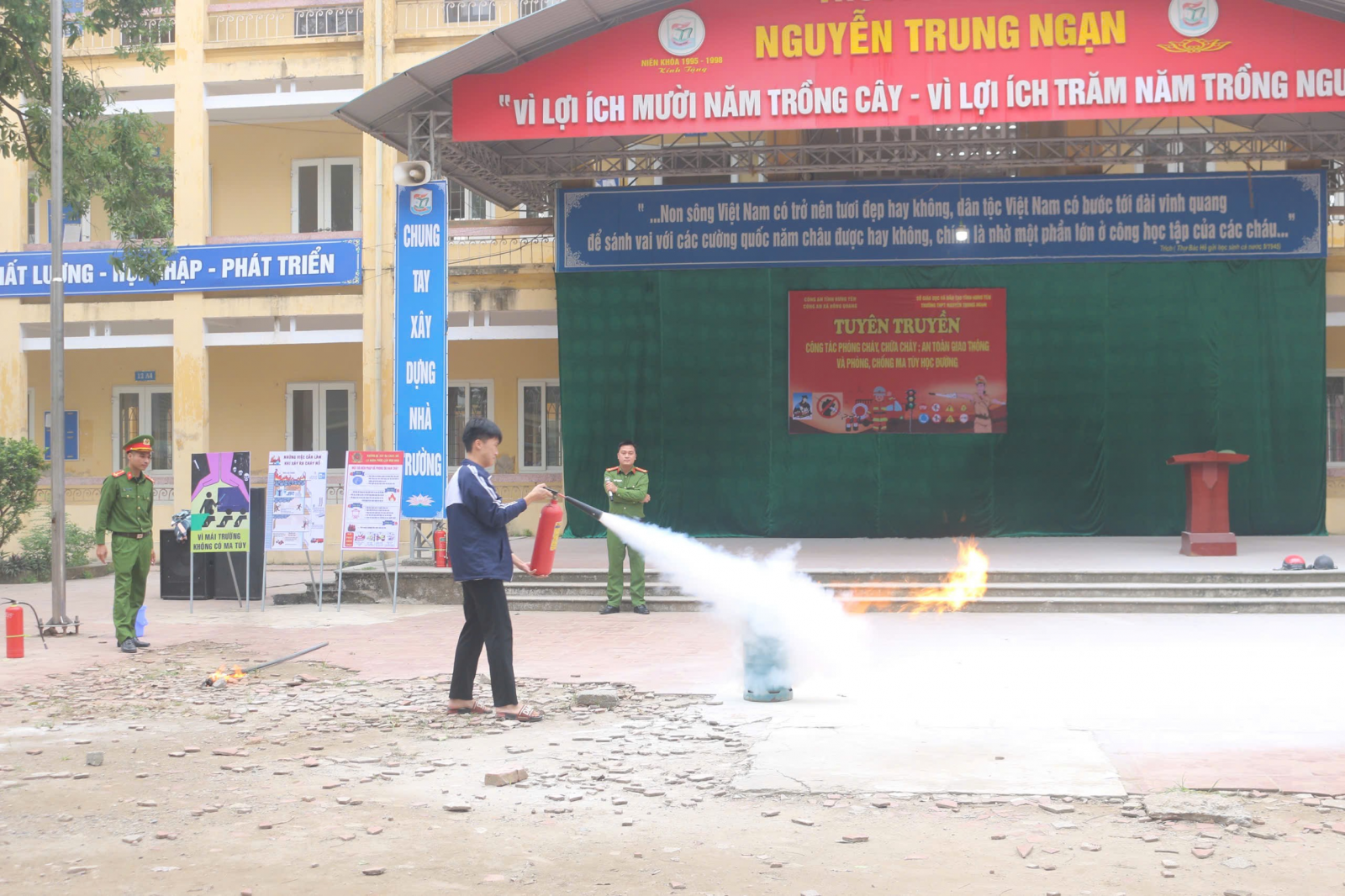 Tuyên truyền công tác phòng cháy, chữa cháy, an toàn giao thông và phòng chống ma tuý học đường năm 2025